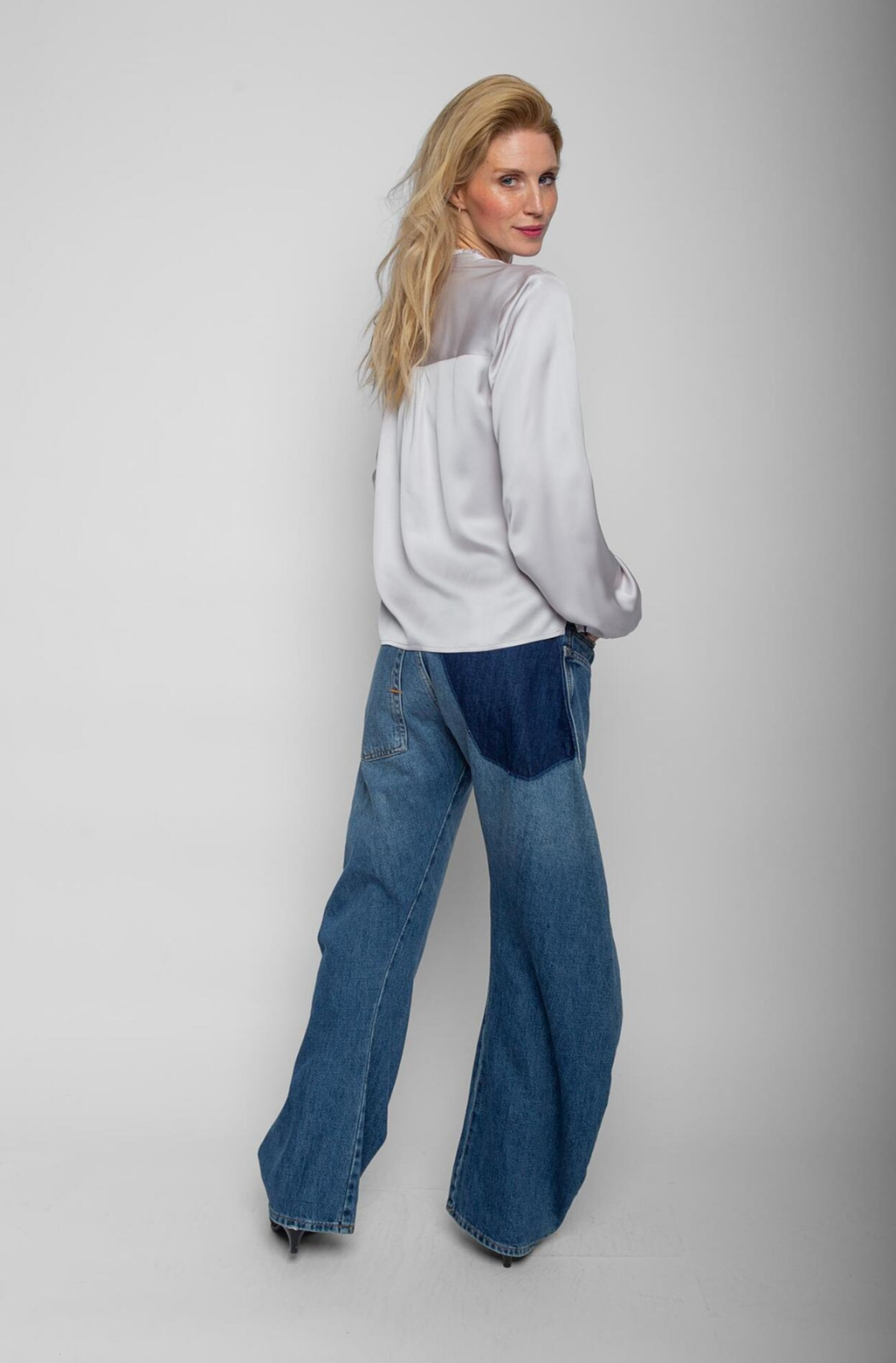 Die verspielte Satin-Shirtbluse