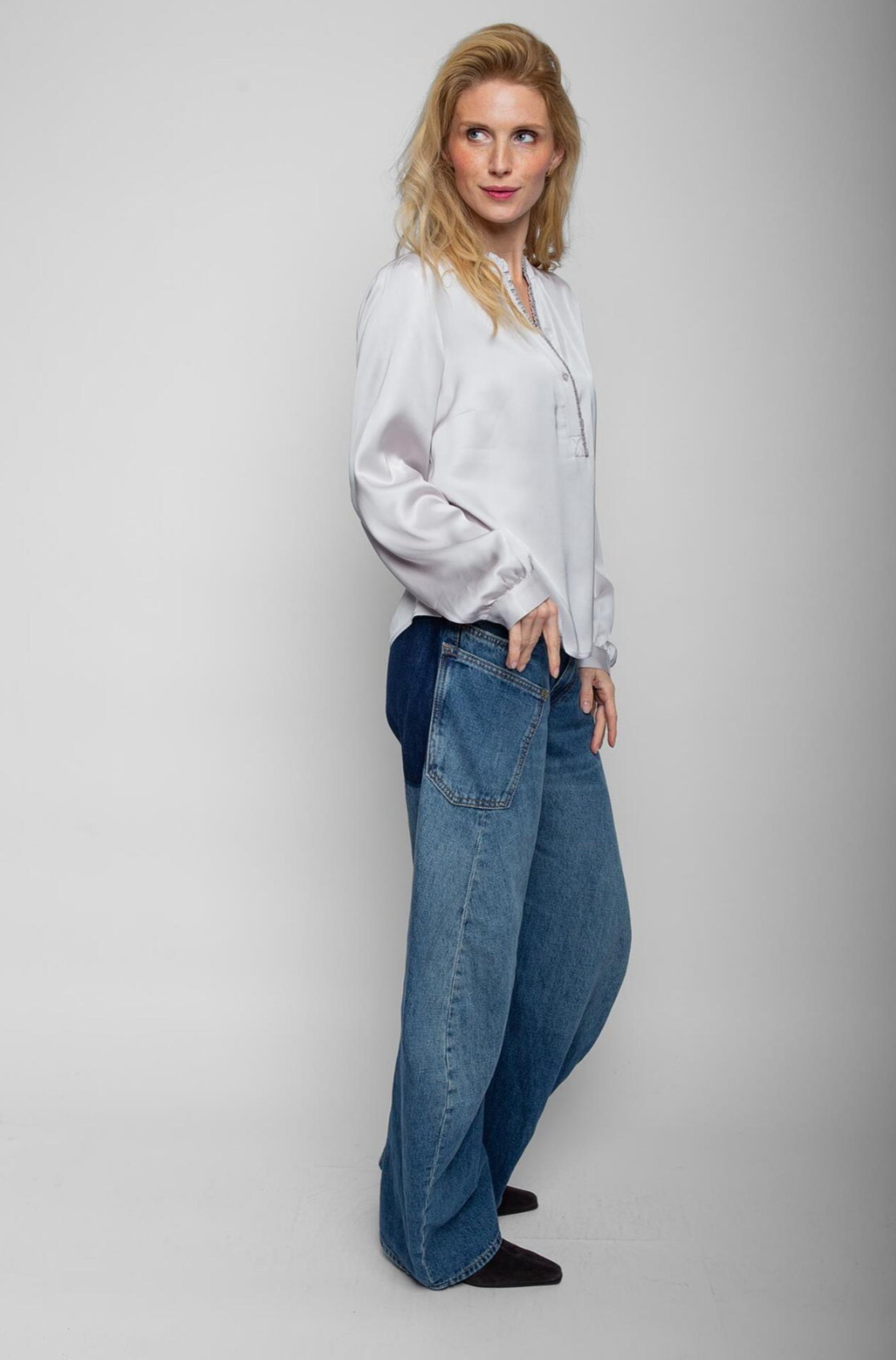 Die verspielte Satin-Shirtbluse