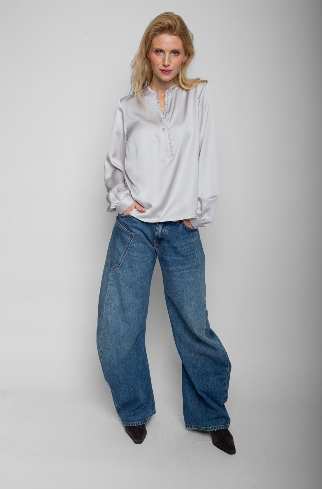 Die verspielte Satin-Shirtbluse