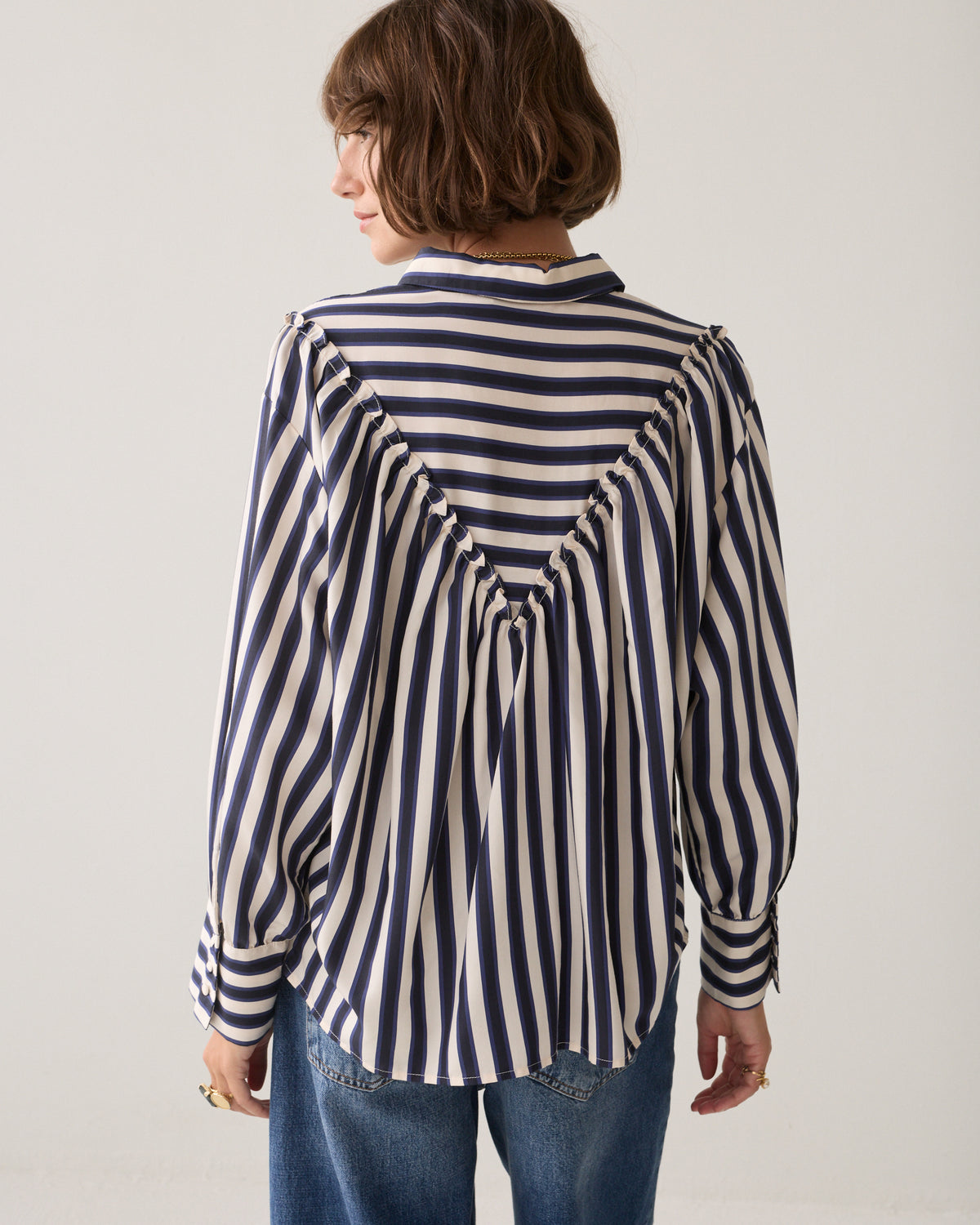 Die gestreifte Hemdbluse