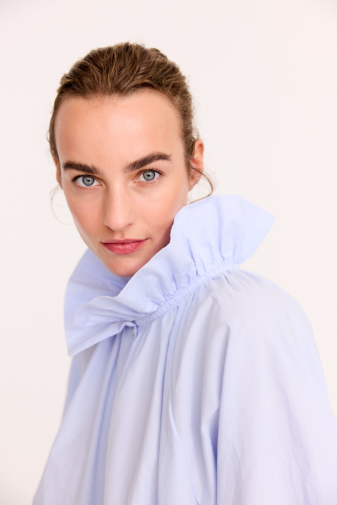 Elegante Stehkragenbluse mit Rüschen-Details