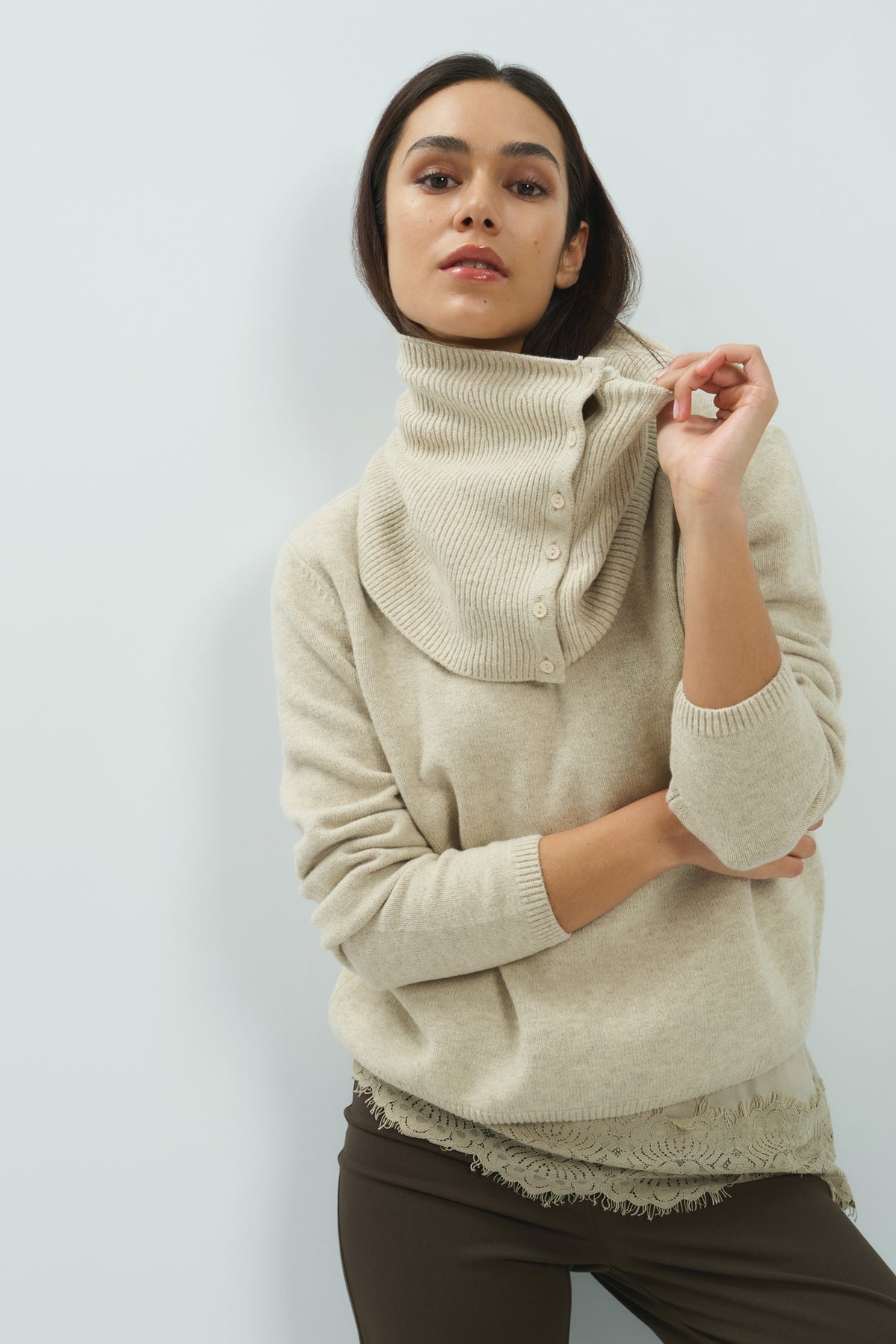 Der Feinstrickpullover mit abnehmbarem Kragen