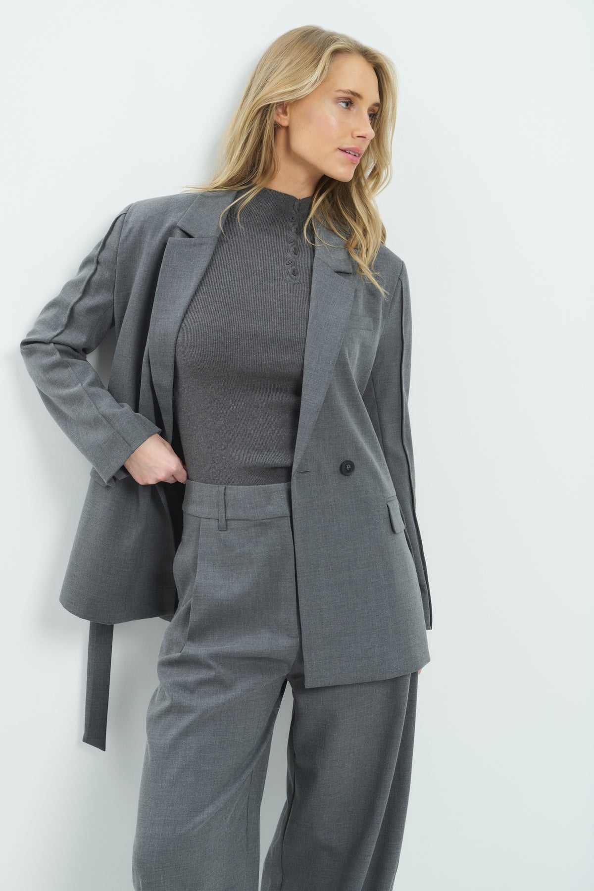 Der gewebte Wickelblazer