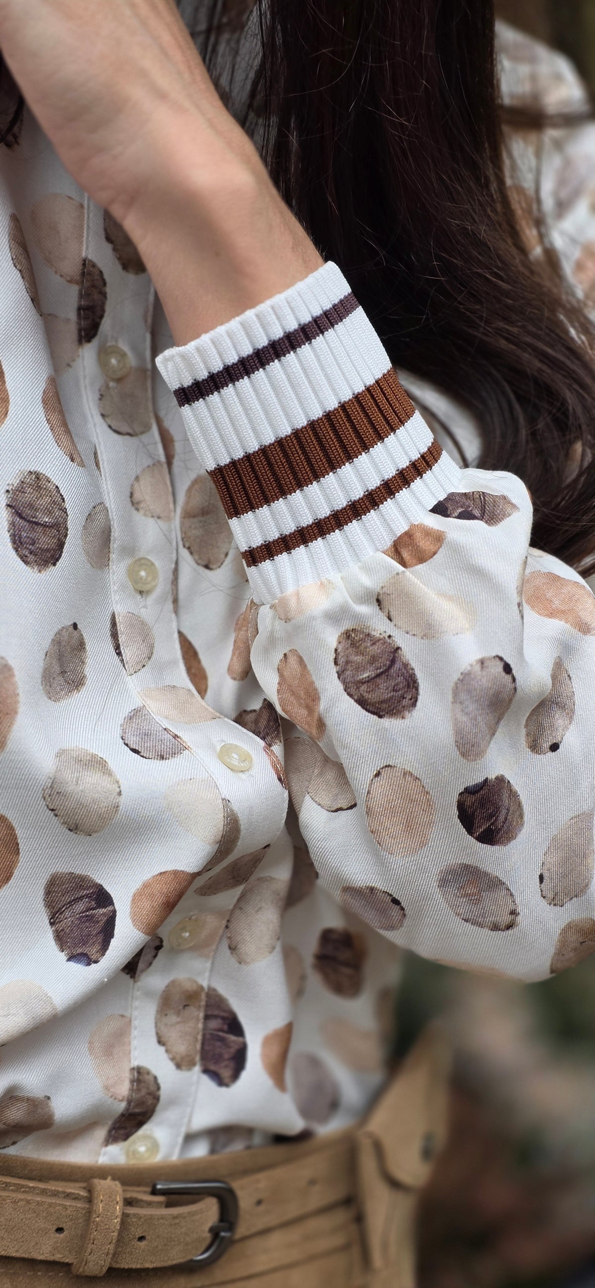 Die gemusterte Bluse mit Strickbund