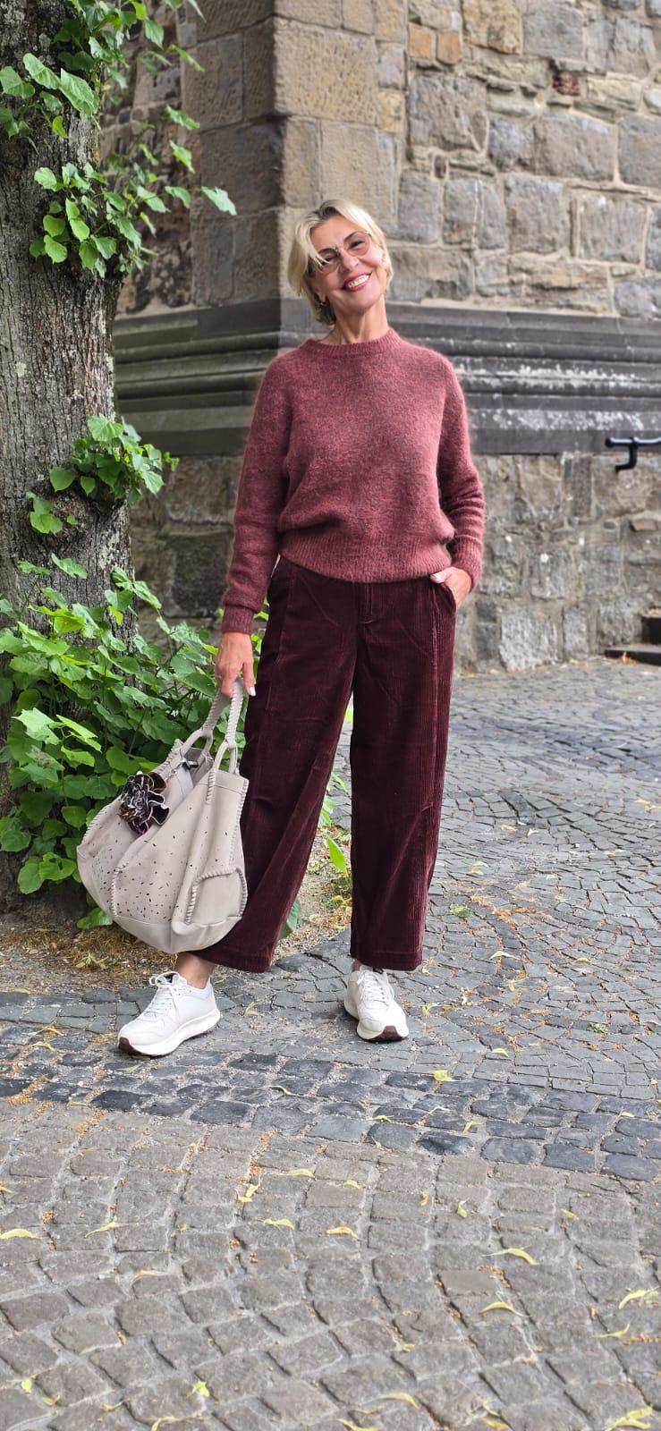 Herbstliches Farbstatement: Die fließende Wide-Leg-Cordhose in Rostrot