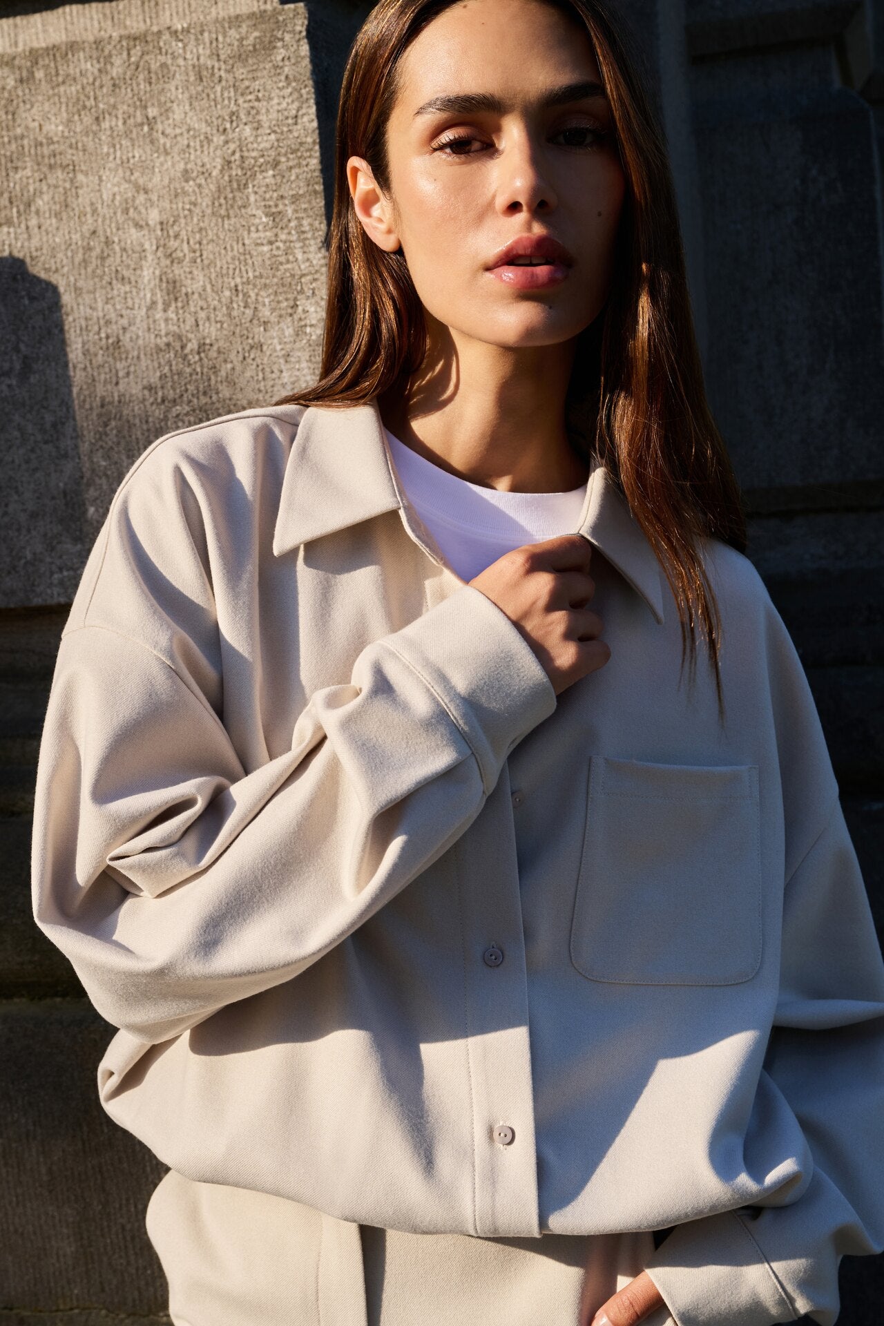 Lässig-schick in Oversize Bluse mit asymmetrischer Leist