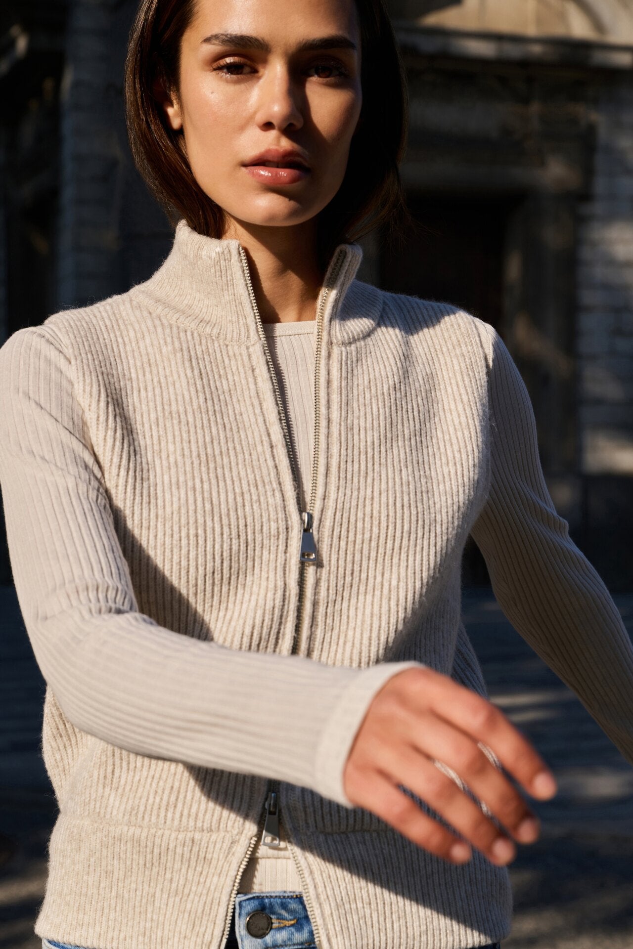 Strickweste mit hohem Kragen