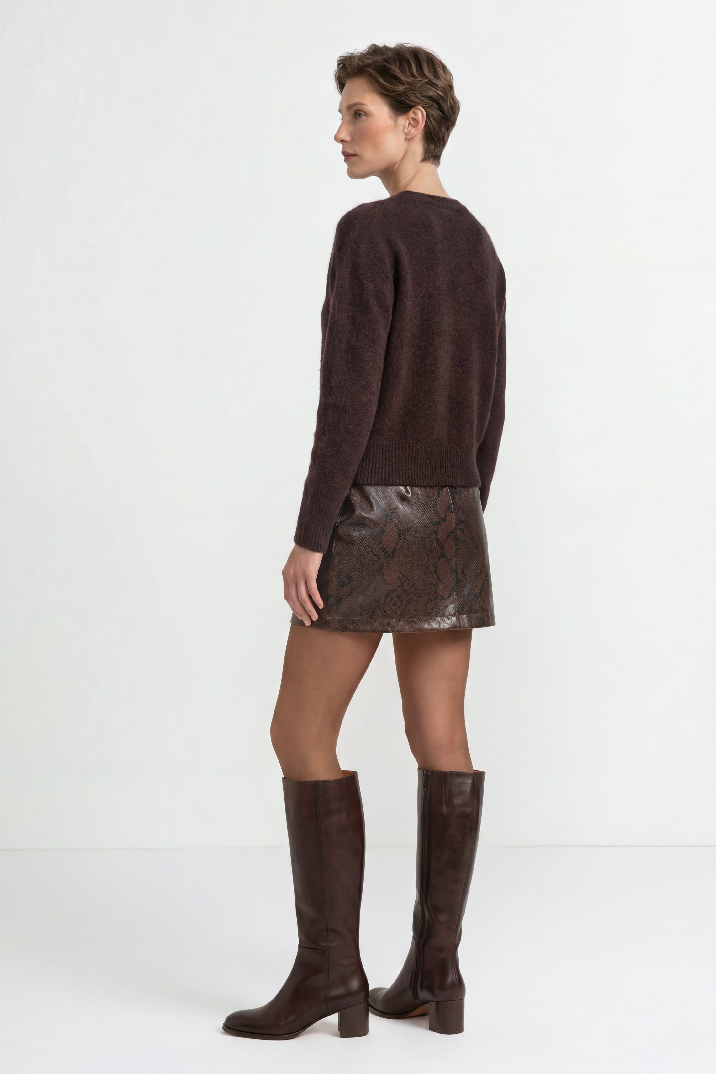 Kuscheliger Luxus-Strick – Der flauschige Feinstrickpullover in Dunkelbraun und softem Rosa