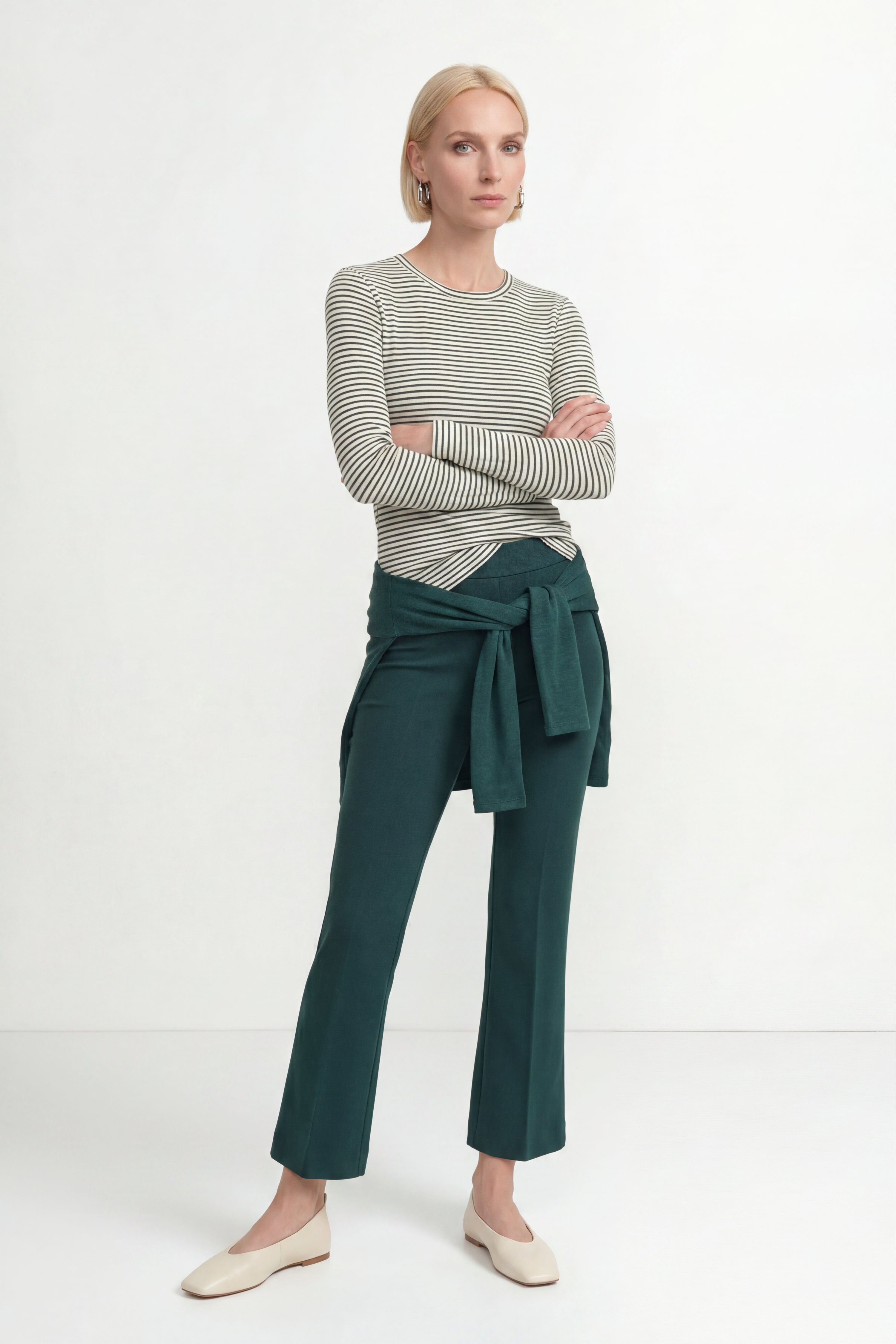 Maritimer Streifen-Chic – Das elastische Longsleeve in Espressobraun und Khakigrün