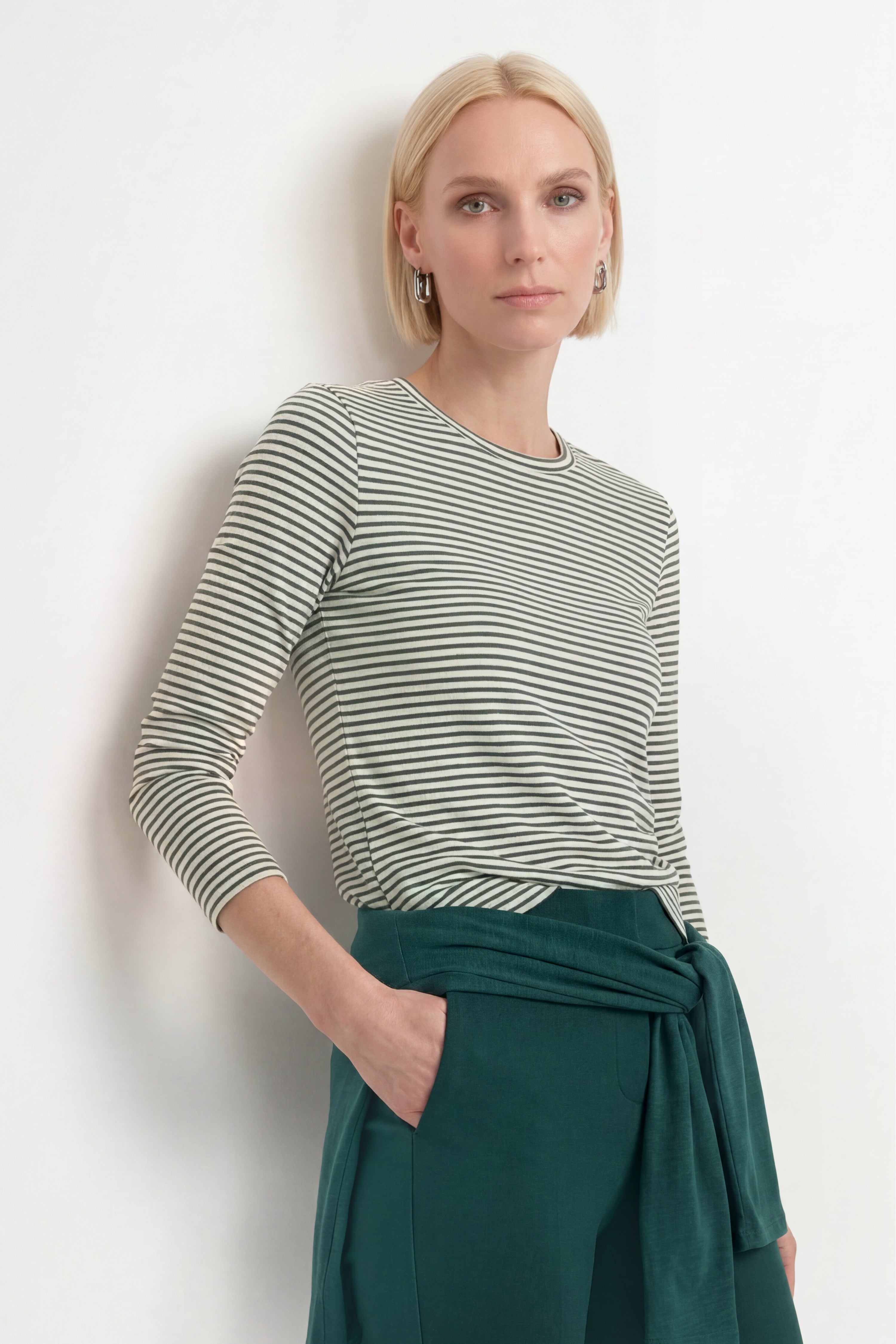 Maritimer Streifen-Chic – Das elastische Longsleeve in Espressobraun und Khakigrün