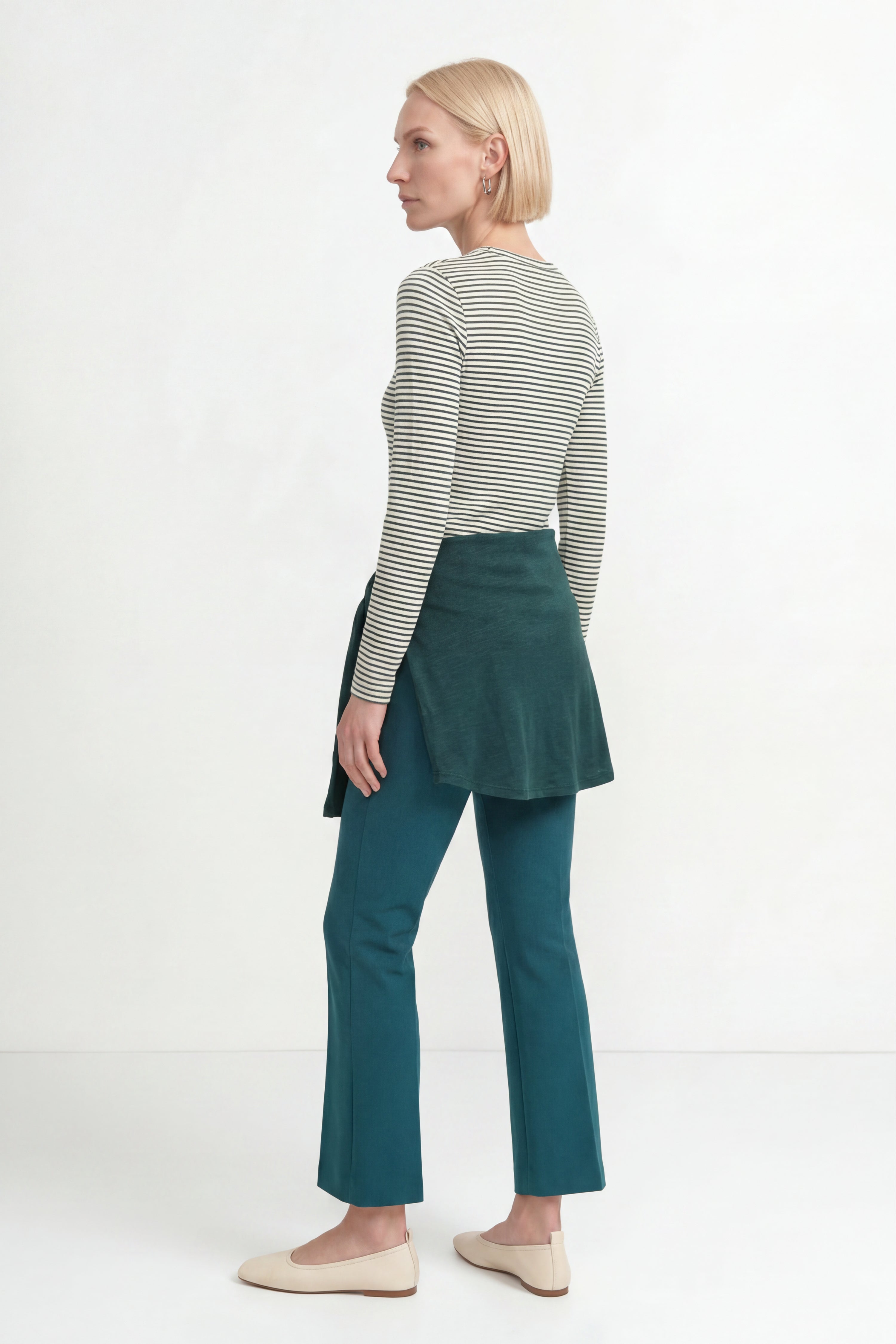 Maritimer Streifen-Chic – Das elastische Longsleeve in Espressobraun und Khakigrün