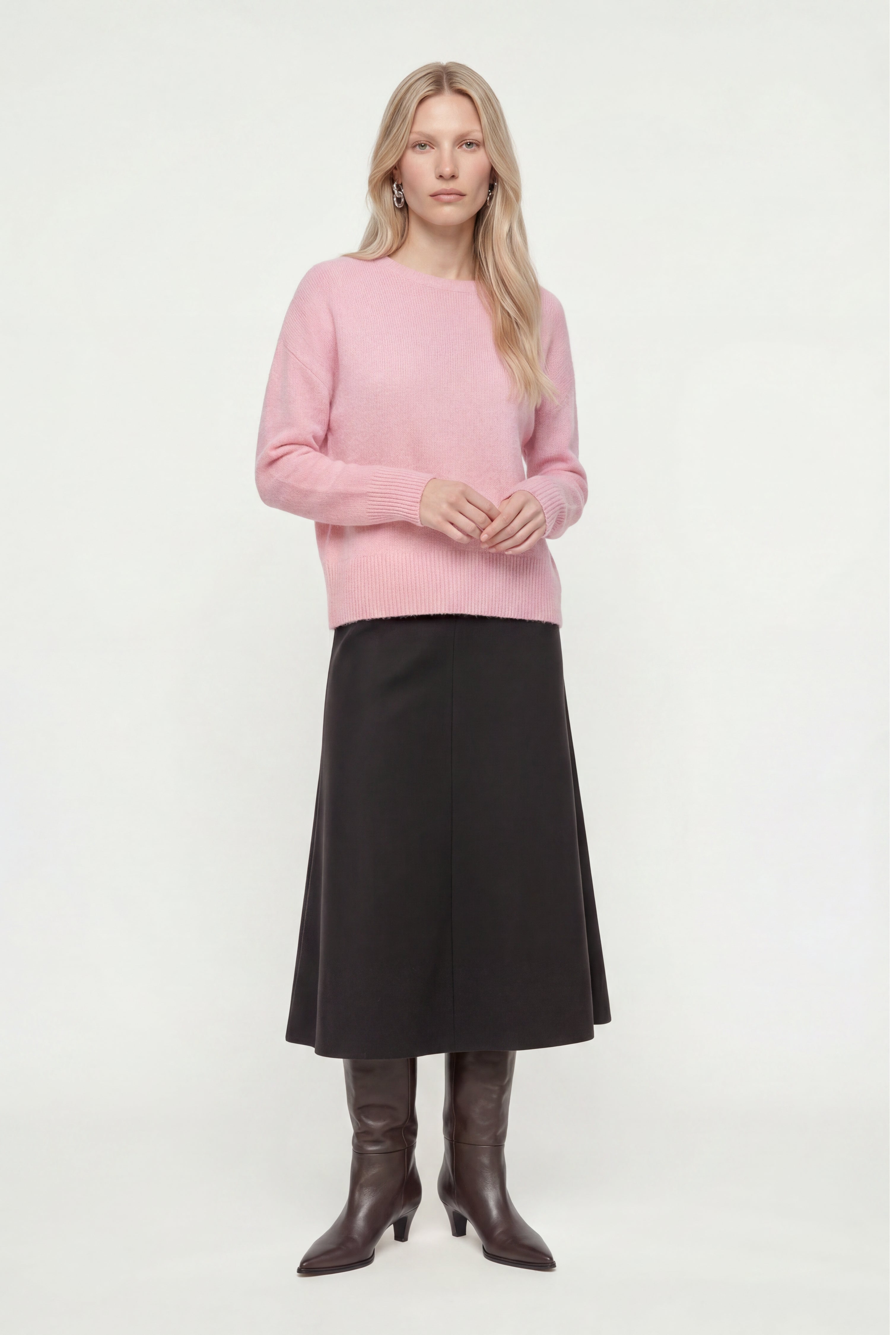 Kuscheliger Luxus-Strick – Der flauschige Feinstrickpullover in Dunkelbraun und softem Rosa