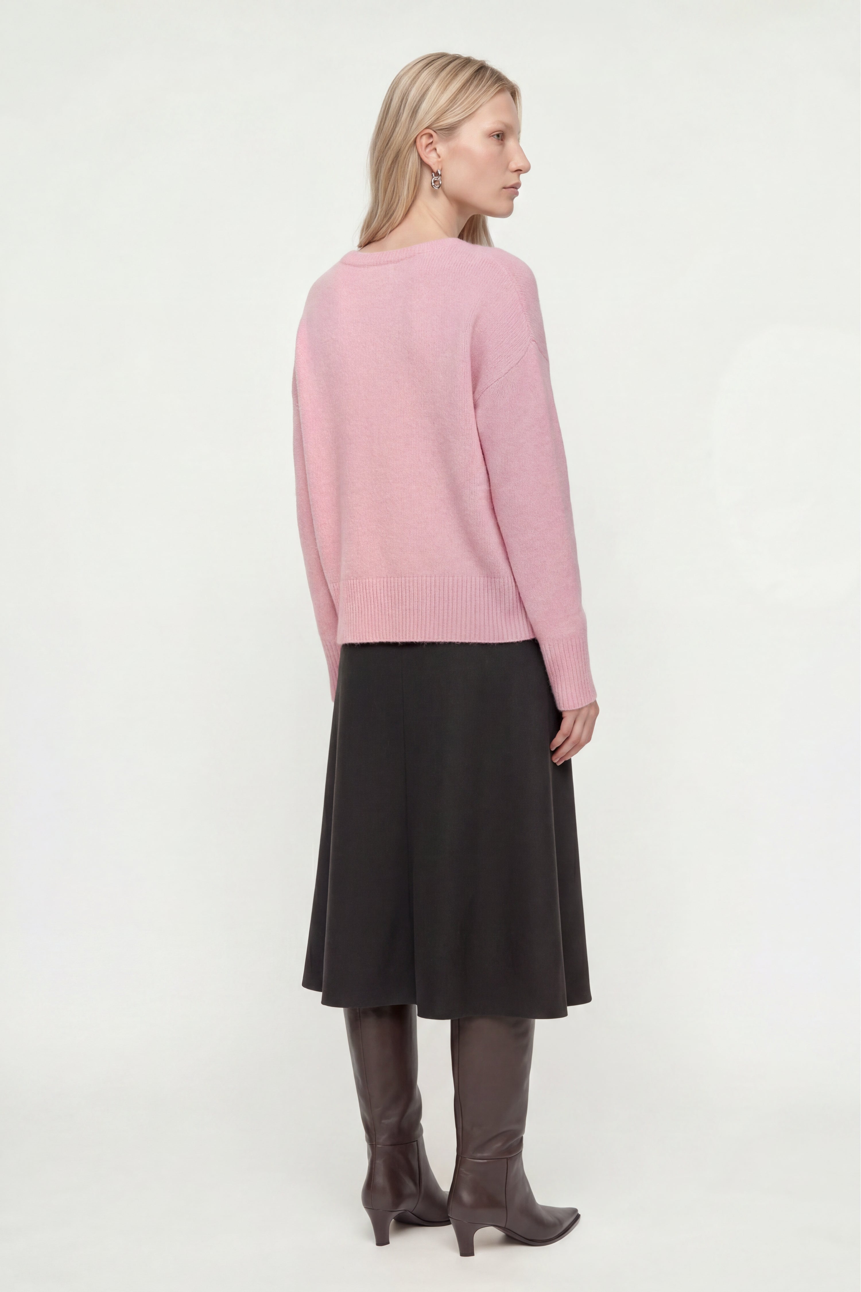 Kuscheliger Luxus-Strick – Der flauschige Feinstrickpullover in Dunkelbraun und softem Rosa