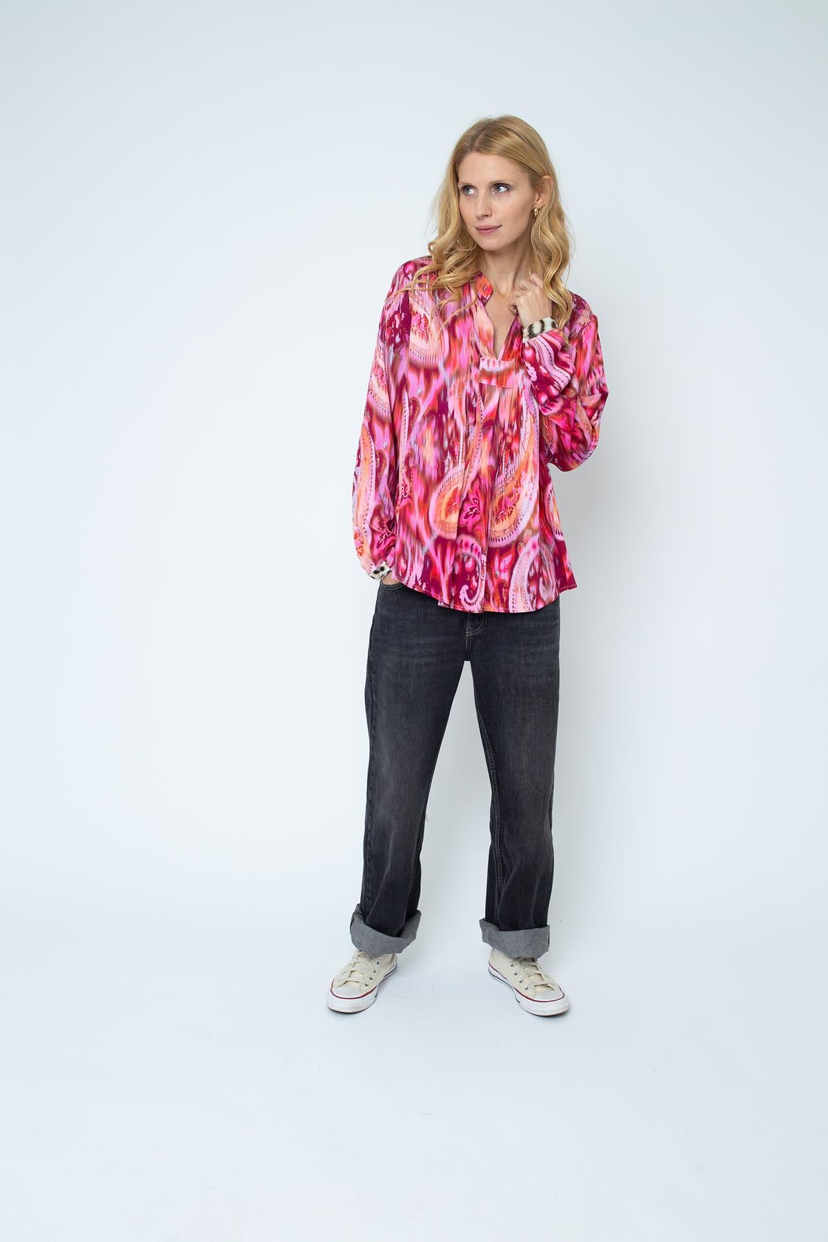Süße Shirtbluse mit V-Ausschnitt und kleinem Stehkragen