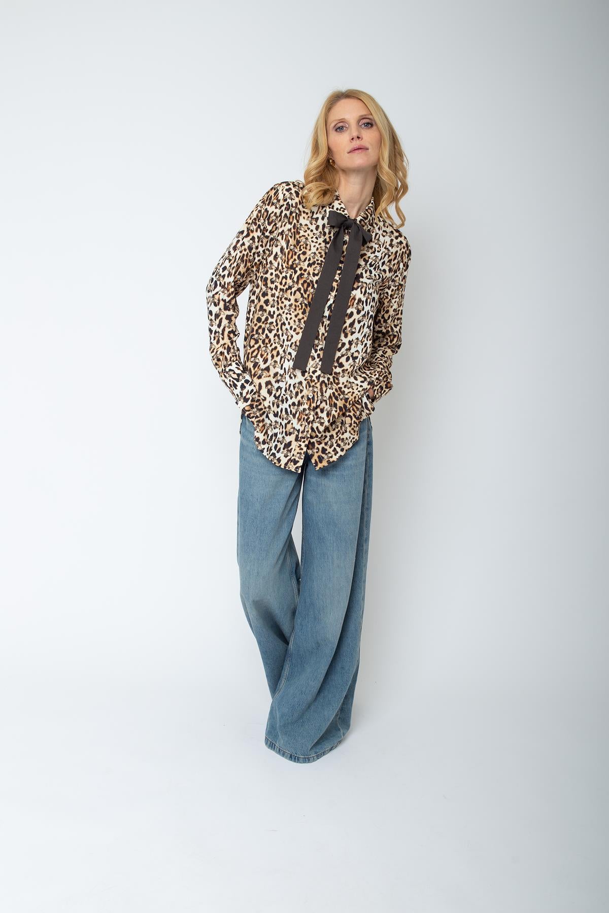 Hemdbluse mit abnehmbarer Schluppe & coolem Leo-Bienen-Print