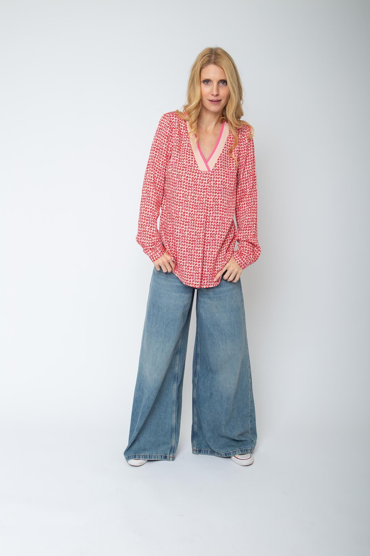 Stilvolle Shirtbluse mit breiter V-Ausschnitt-Blende