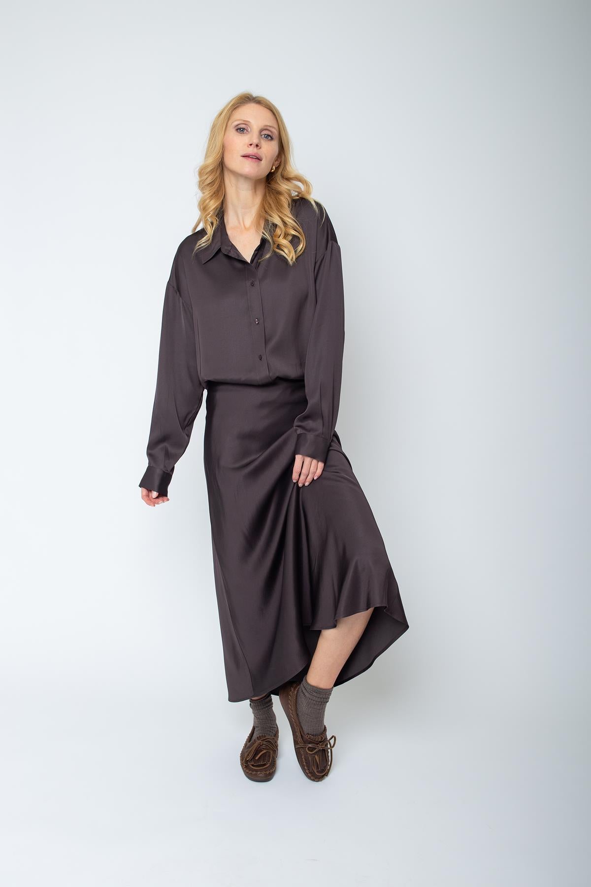 Leicht ausgestellter Satin-Rock in softer Winterfarbe