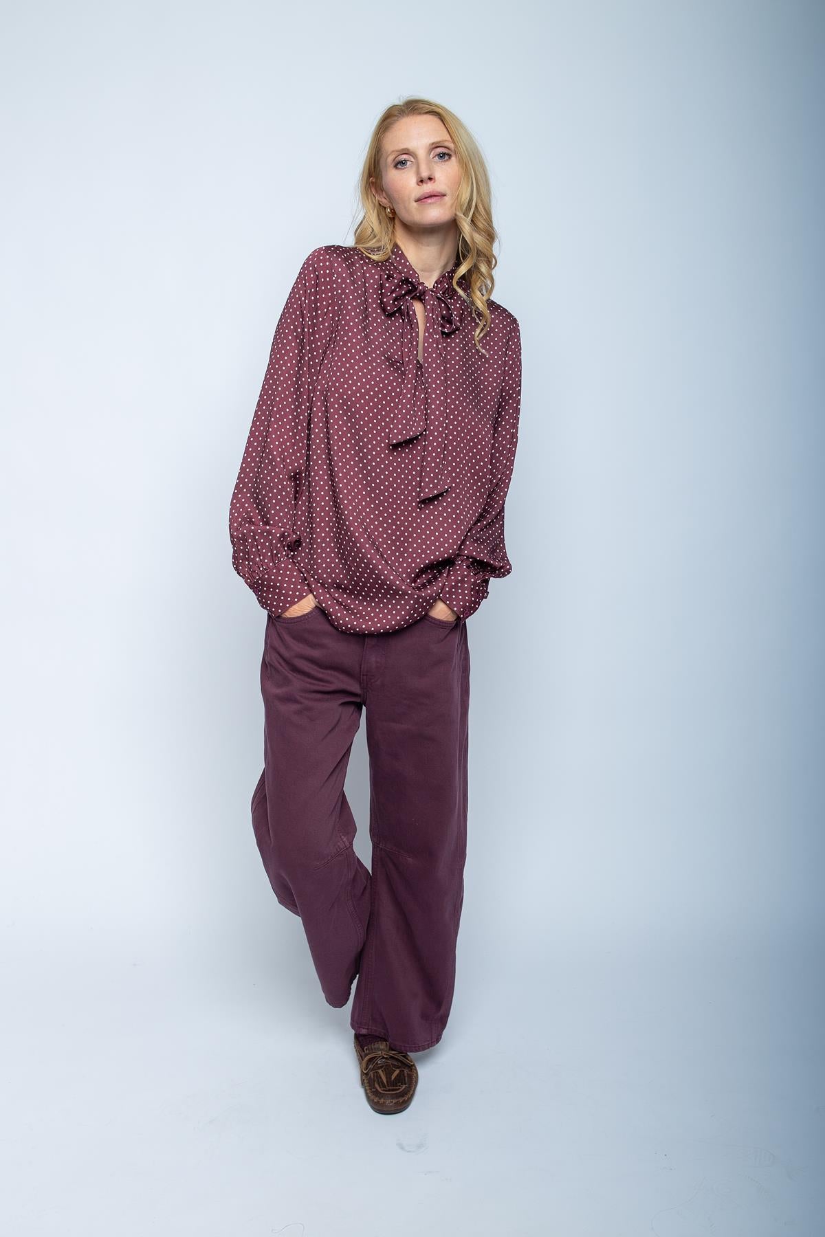 Moderne Schluppenbluse mit Minimal-Dots