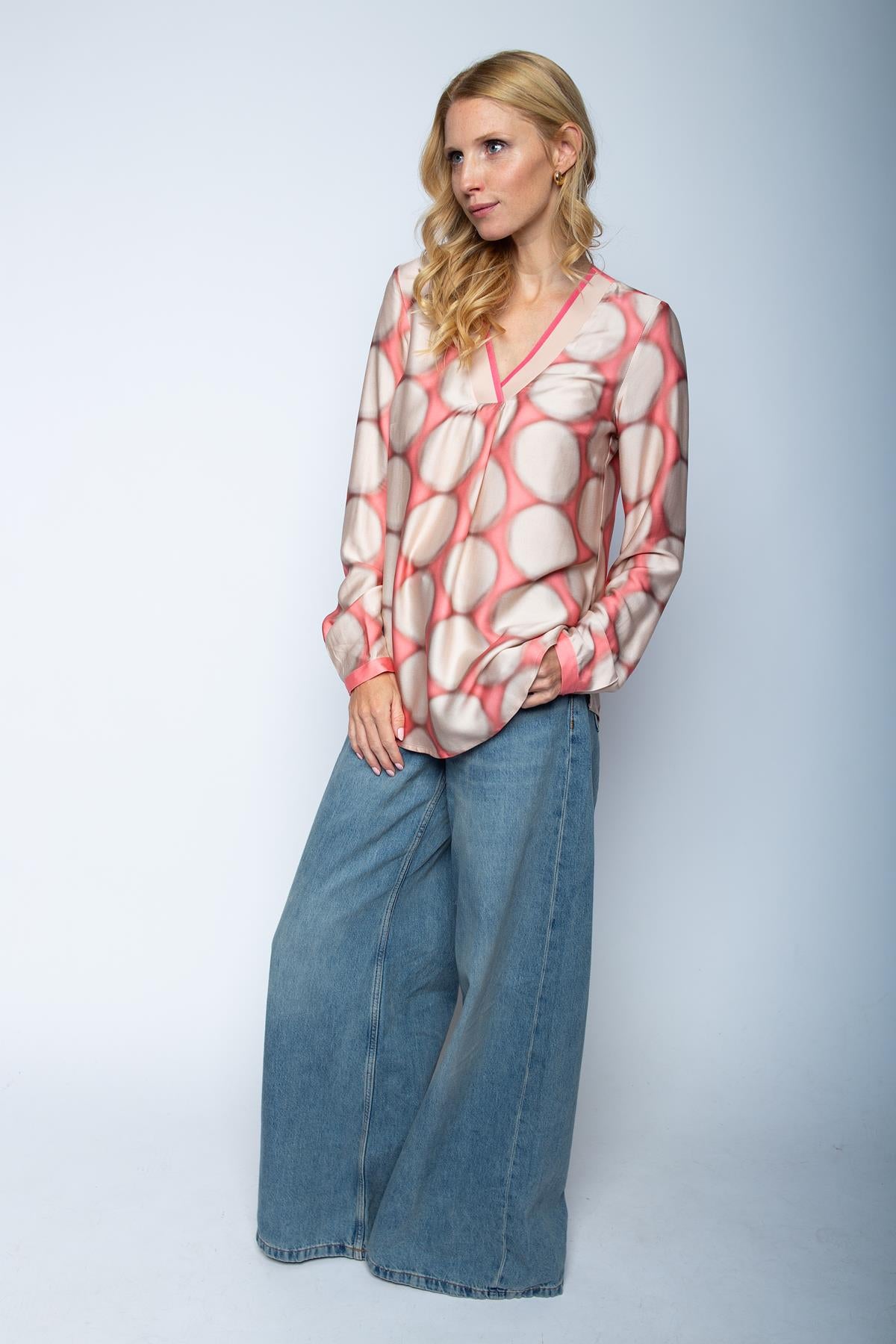 Shirtbluse mit V-Ausschnitt & Maxi-Dot-Print
