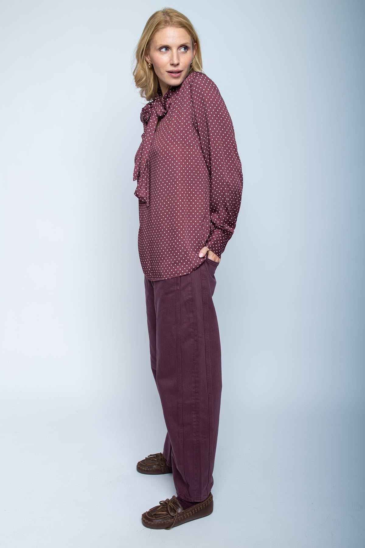 Moderne Schluppenbluse mit Minimal-Dots