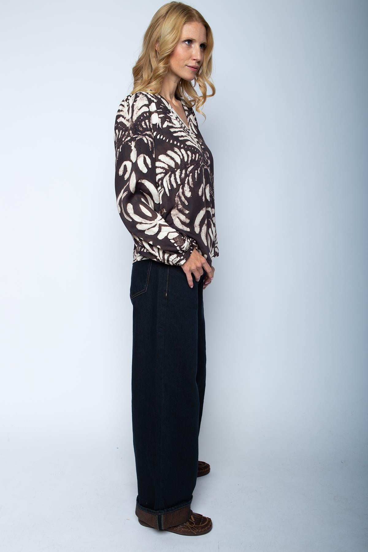 Süße Bluse mit V-Ausschnitt & Batik-Flower-Print