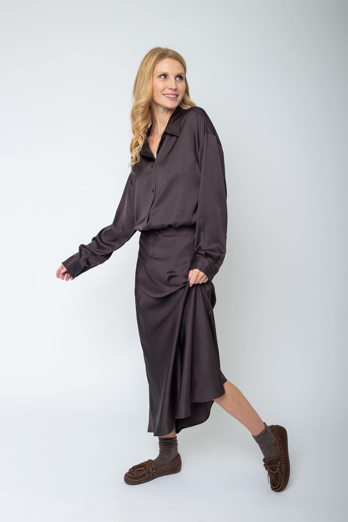 Leicht ausgestellter Satin-Rock in softer Winterfarbe