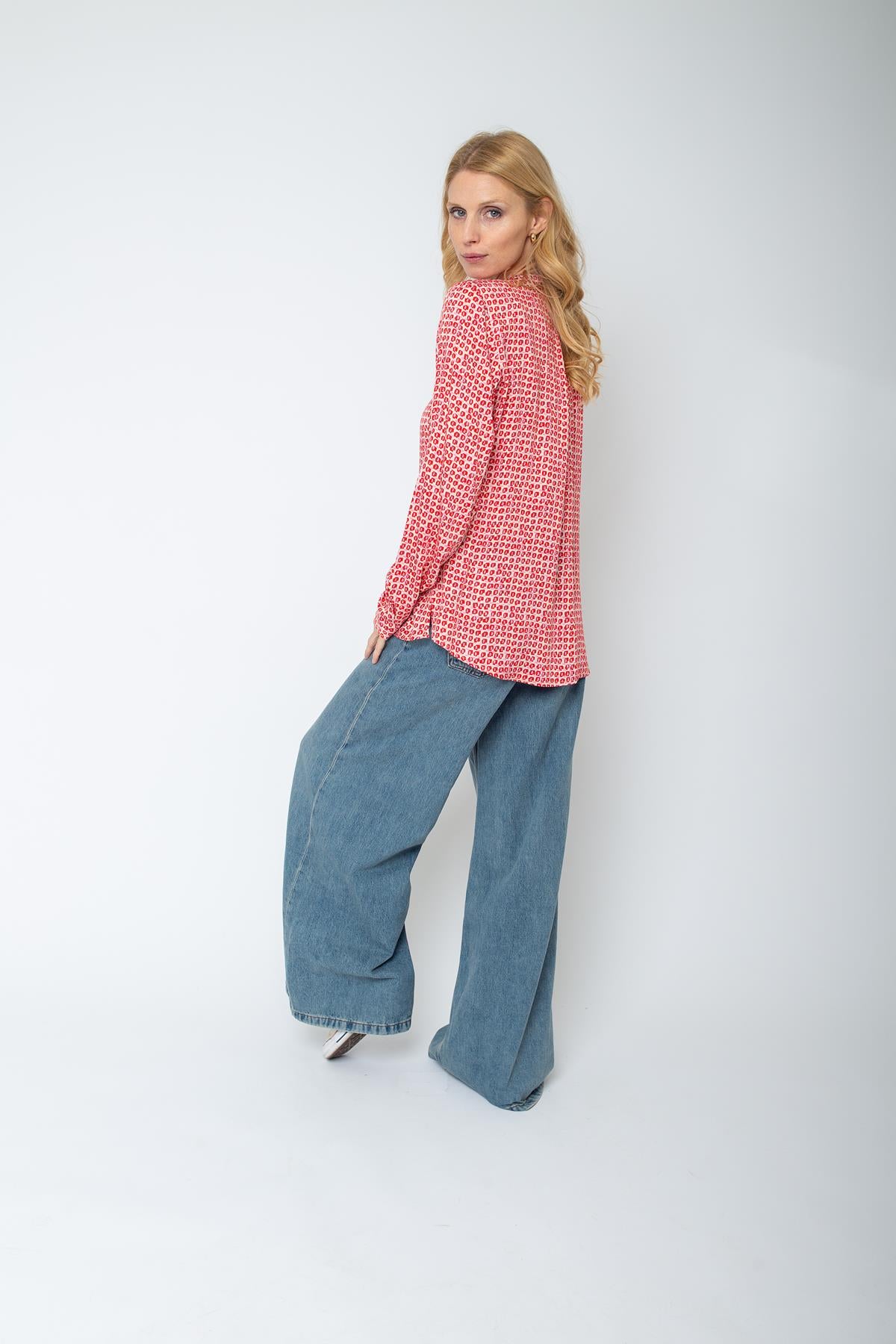 Stilvolle Shirtbluse mit breiter V-Ausschnitt-Blende
